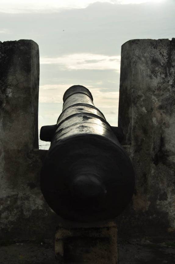 Um das centenas de canhões nas muralhas de Cartagena, na Colômbia
